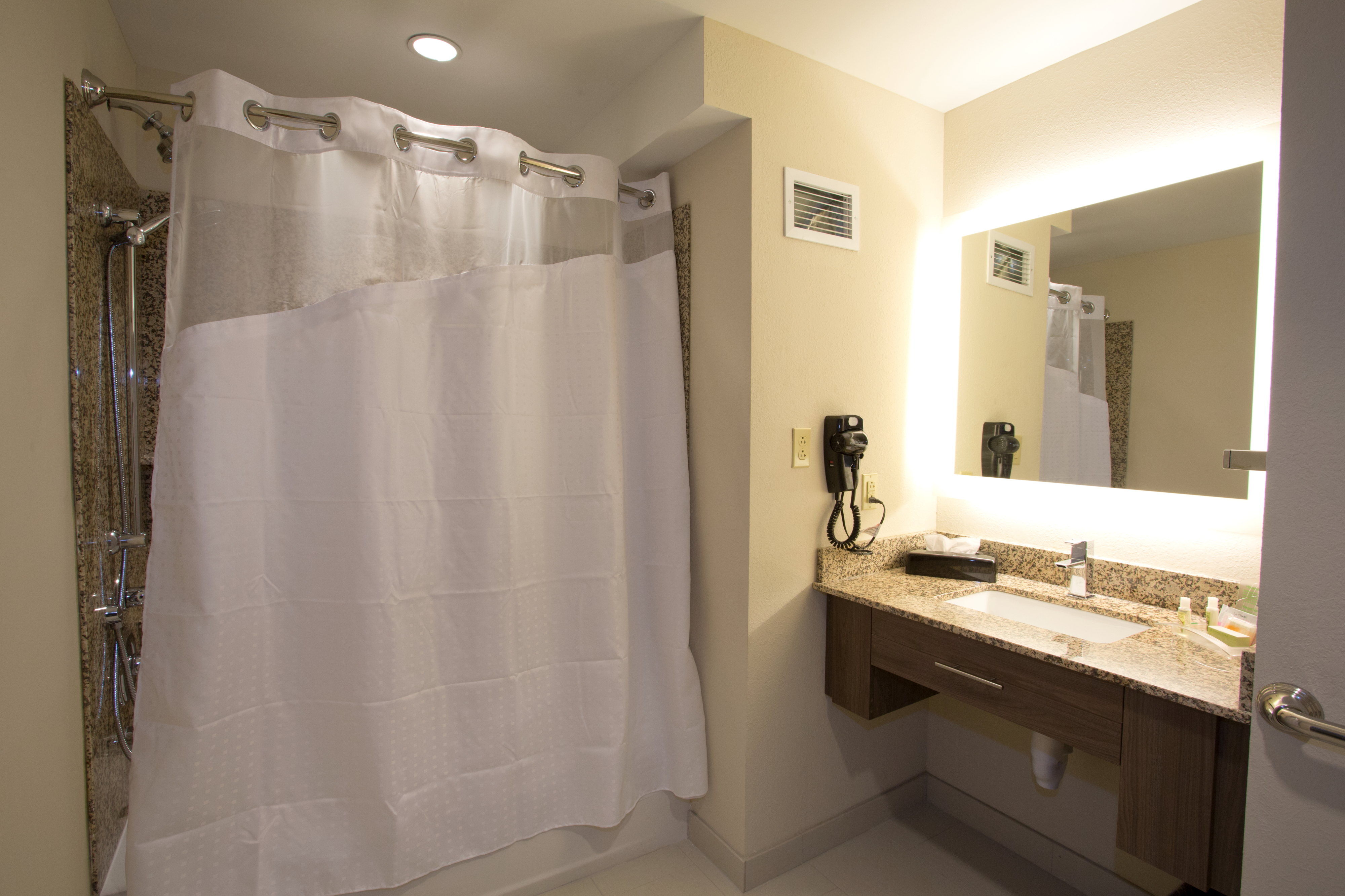 غرفة بسرير كينج، HOLIDAY INN MORGANTOWN UNIVERSITY AREA 3/3