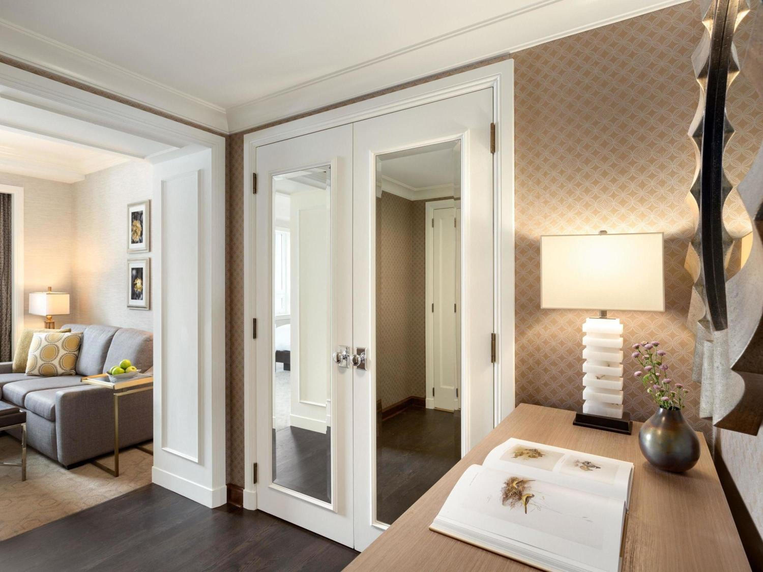 Fairmont Gold, Junior Suite, King Bed, Lake View, Sofa