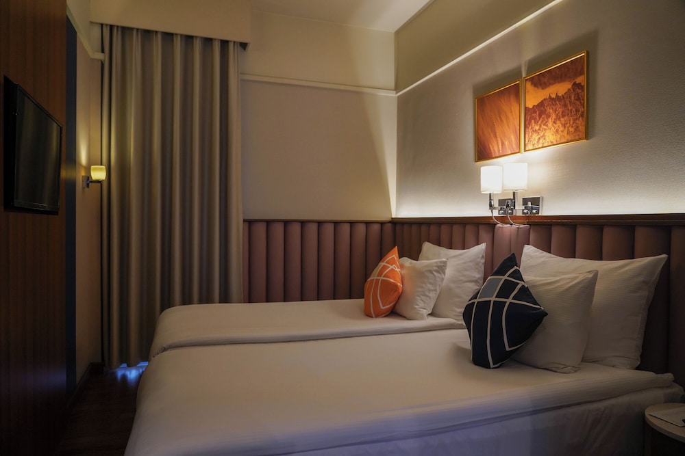 Standard, Twin Beds, Urban View