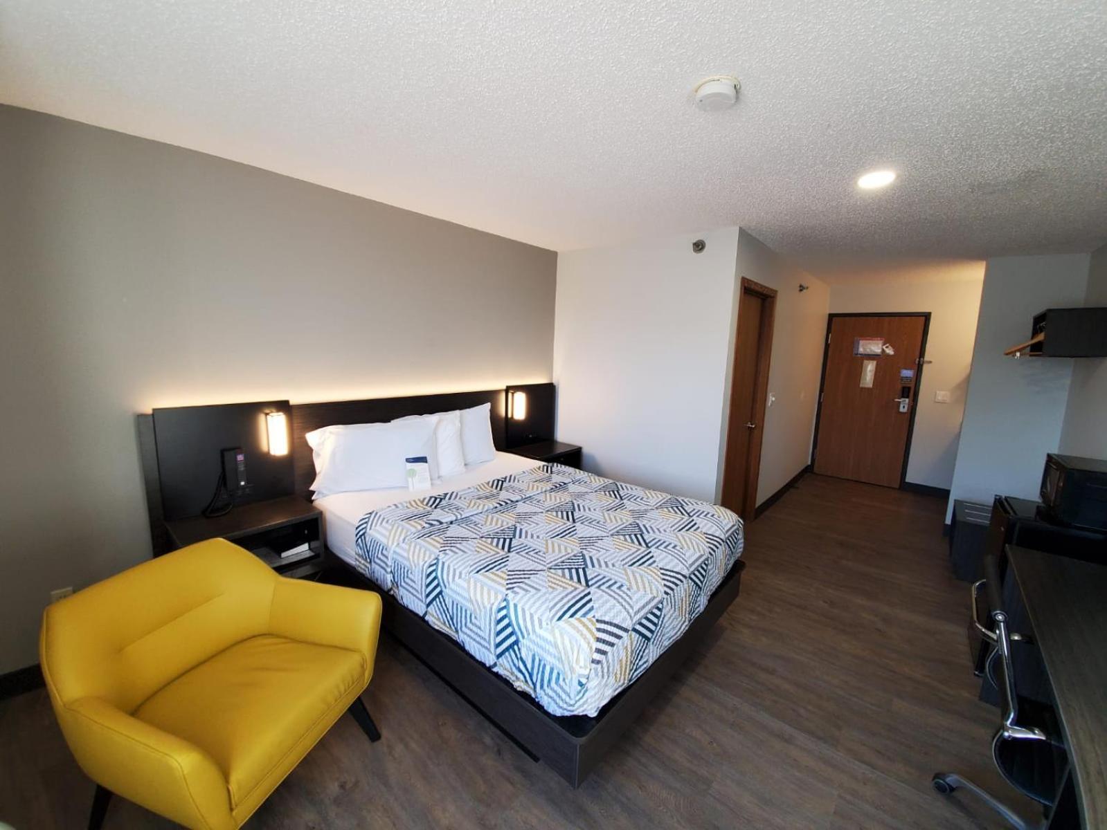 1 Queen Bed - Mob Acc RI Shwr Nsmk Micfridg