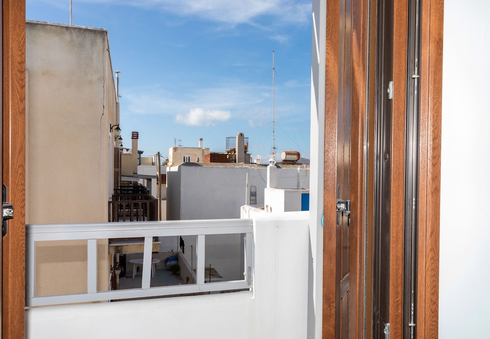 DEPIS PLACE AND APARTMENTS 38/50