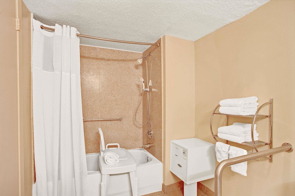 Days Inn By Wyndham Memphis At Graceland 7/10