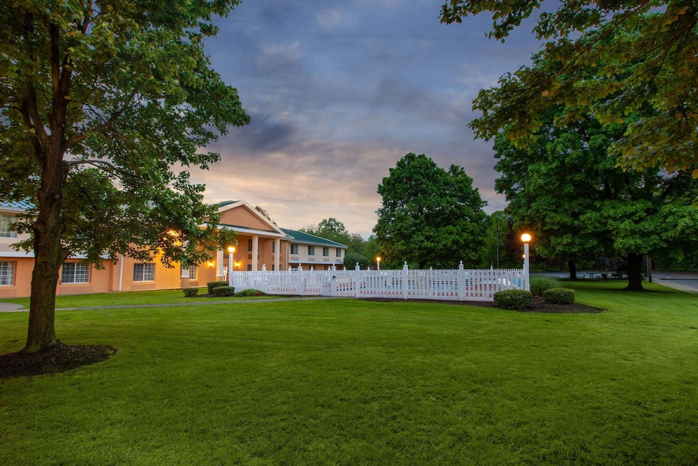 Baymont By Wyndham Harrisburg 38/41