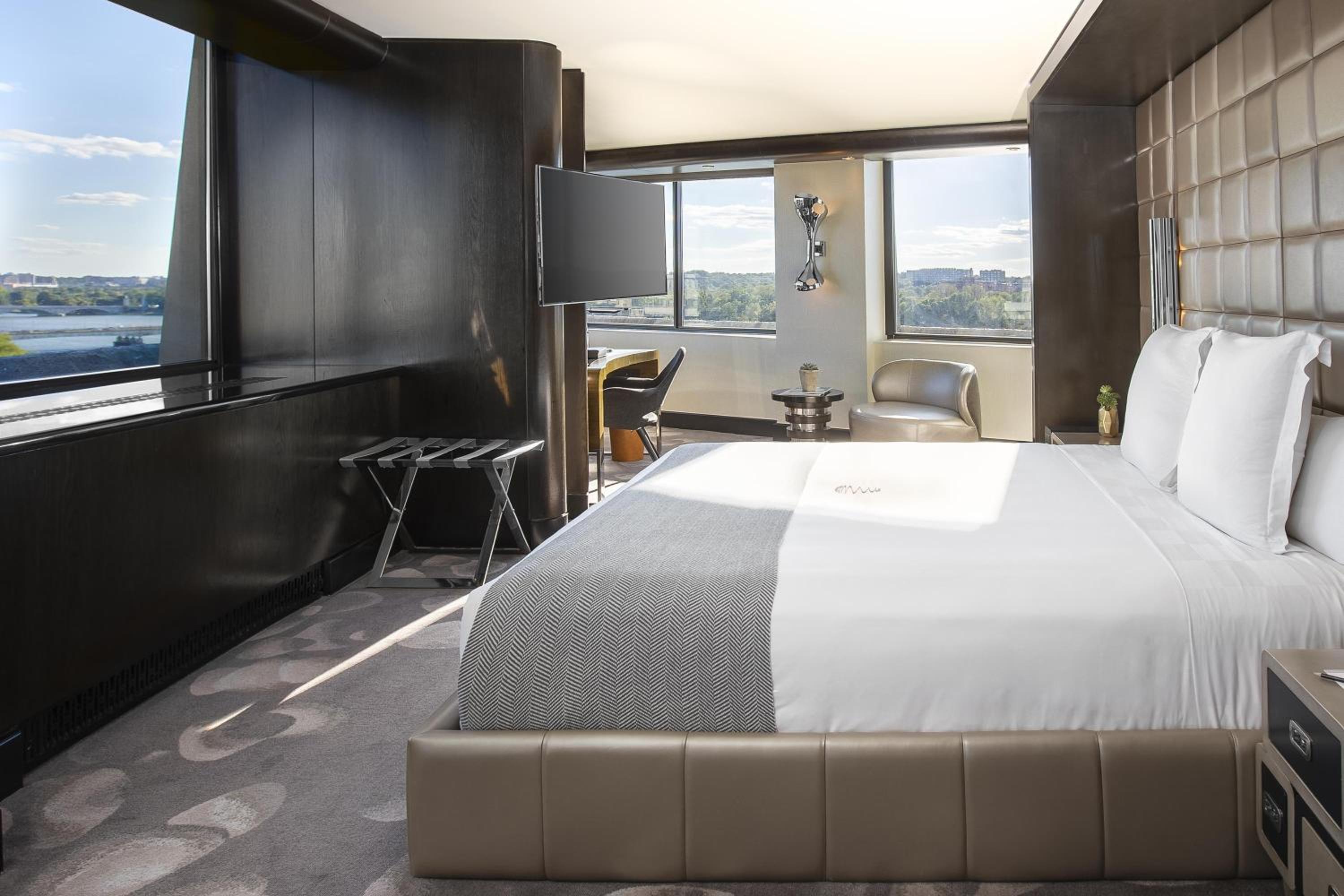 Diplomat, Suite, Queen Bed