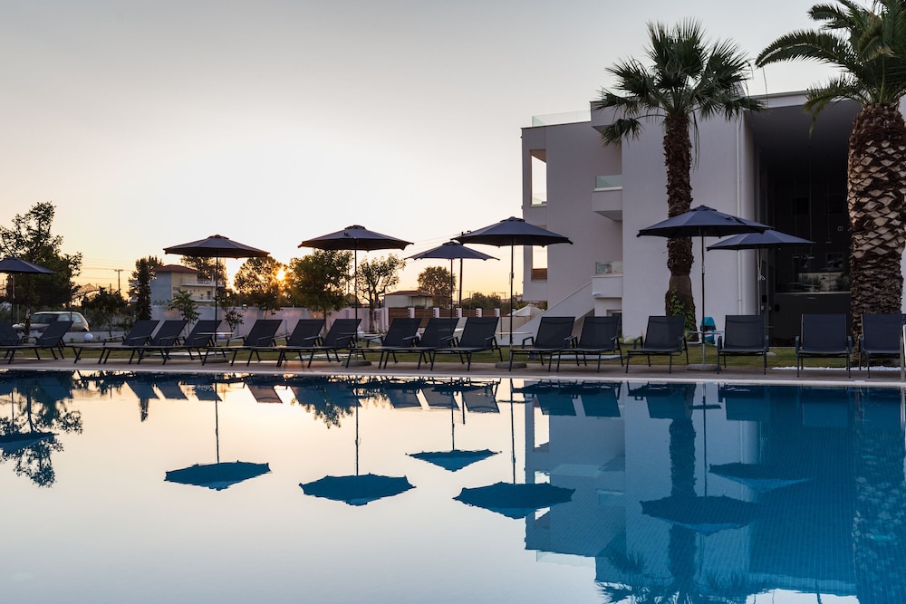 Mythic Summer Hotel 68/74