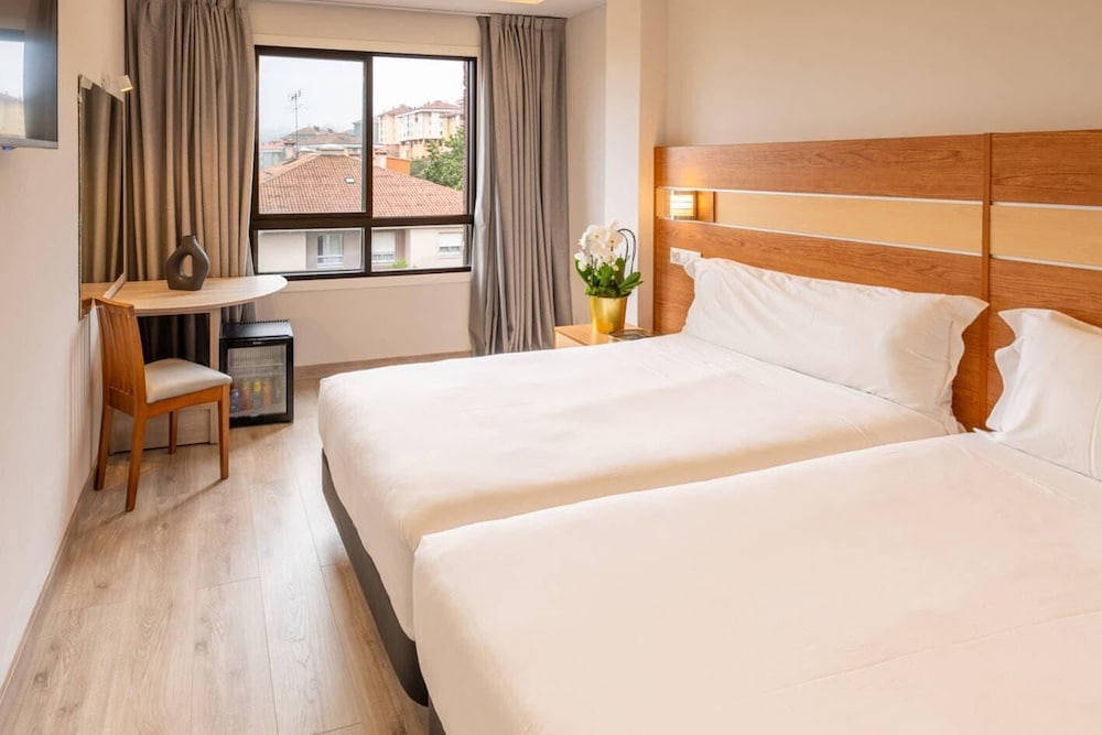 ROOM, TWIN BEDS