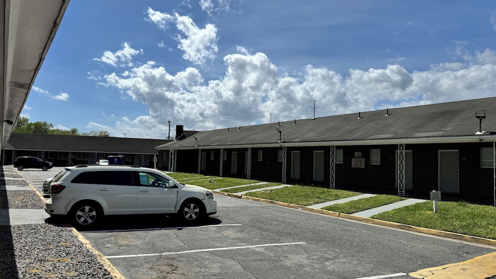 Economy 7 Inn Hampton W Pembroke 53/64