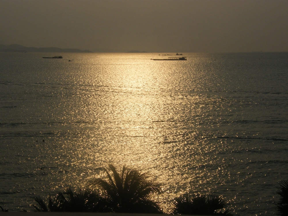 The Beach Front Resort Pattaya 76/87