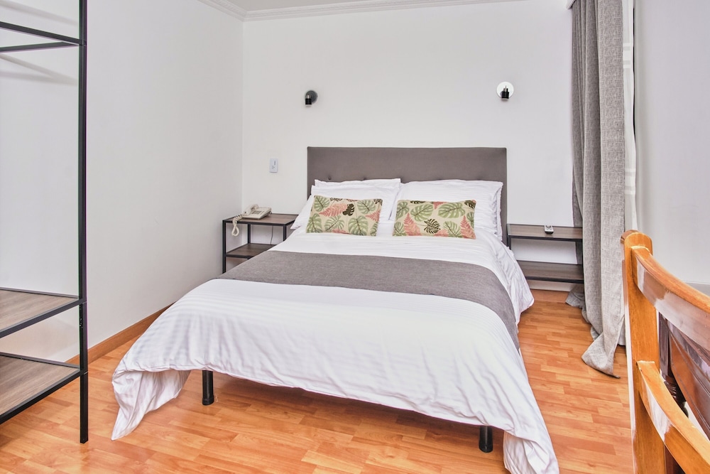 SUPERIOR, QUEEN BED