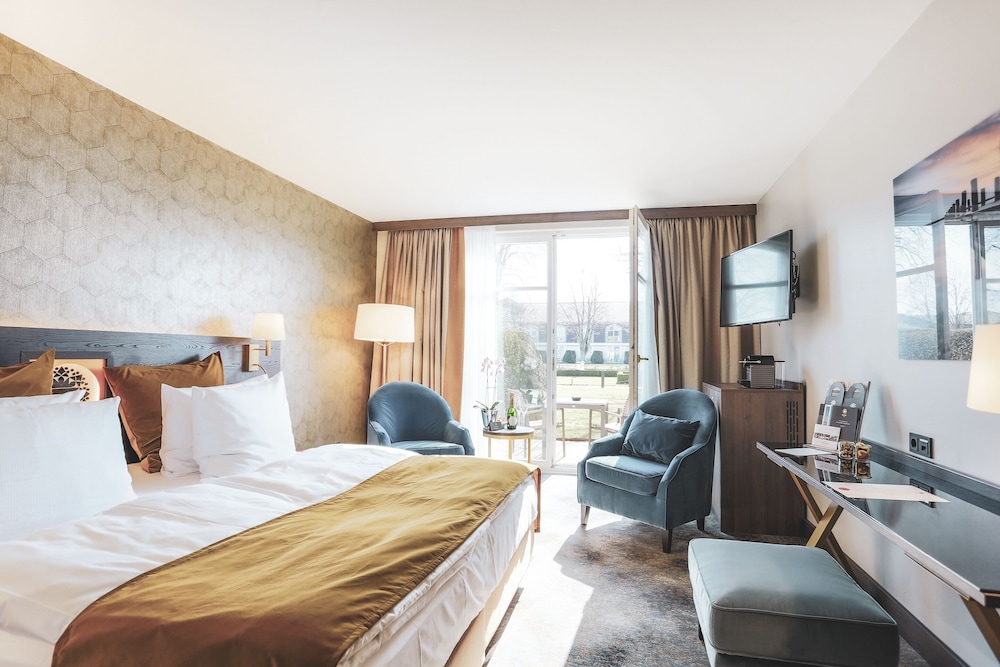 Deluxe, King Bed, Patio