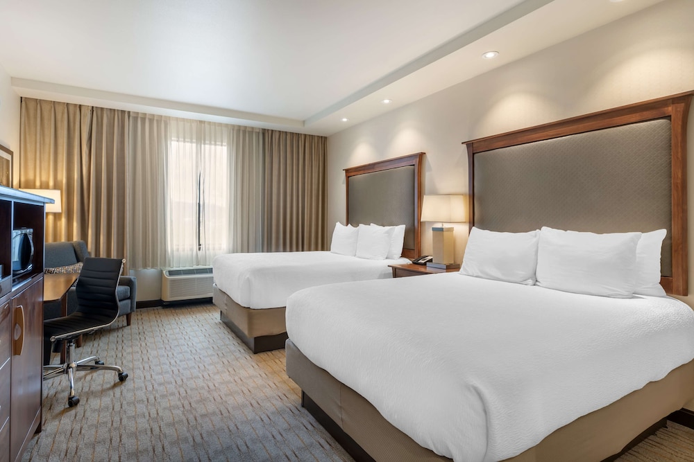 Room, 2 Queen Beds, Bathtub
