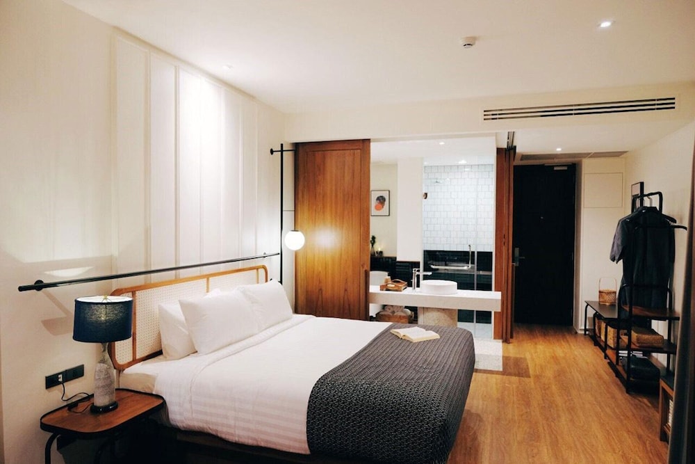 DELUXE, DOUBLE BED