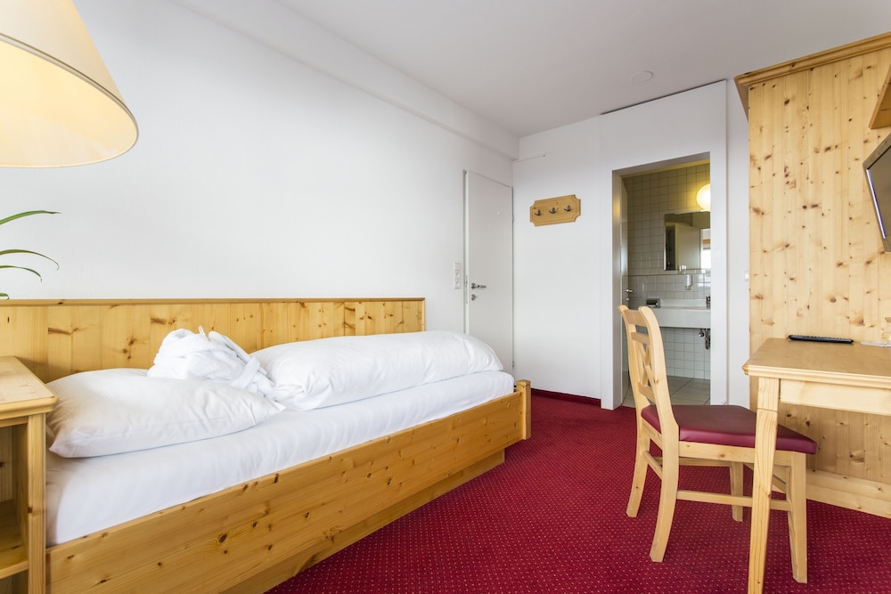 3 Bedrooms, Lodge, Suite, Queen and Twin Beds, Mountain View, Balcony