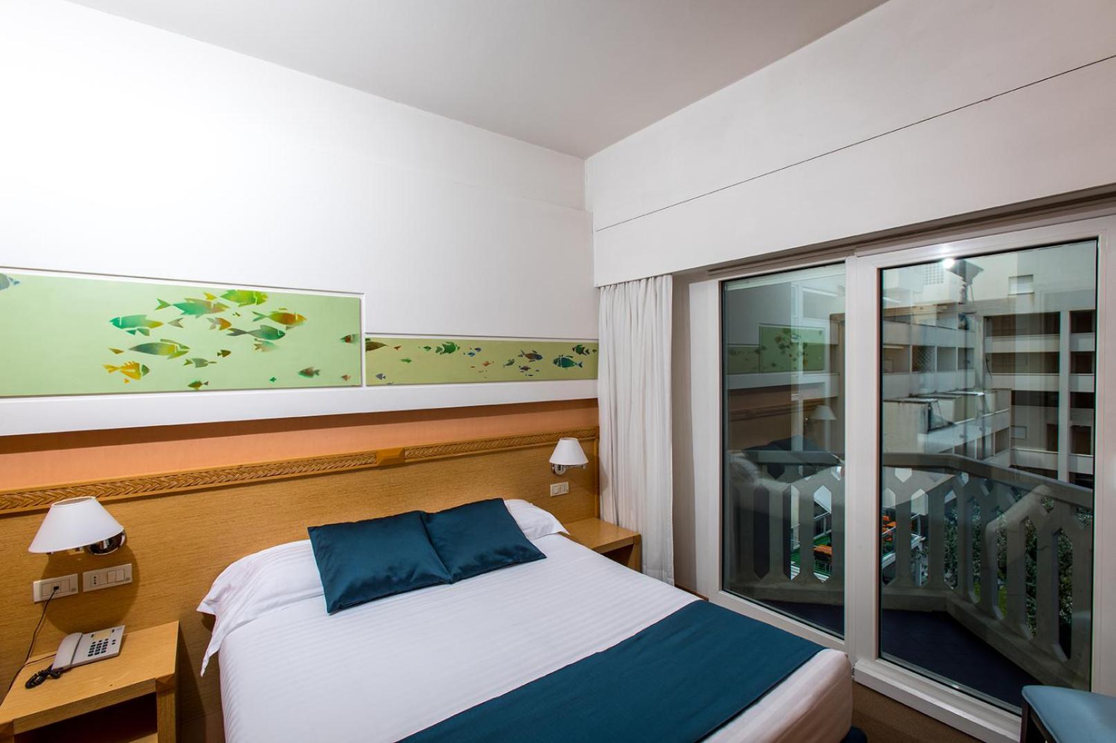 Room, Double or Twin Bed, Lateral Side Sea View
