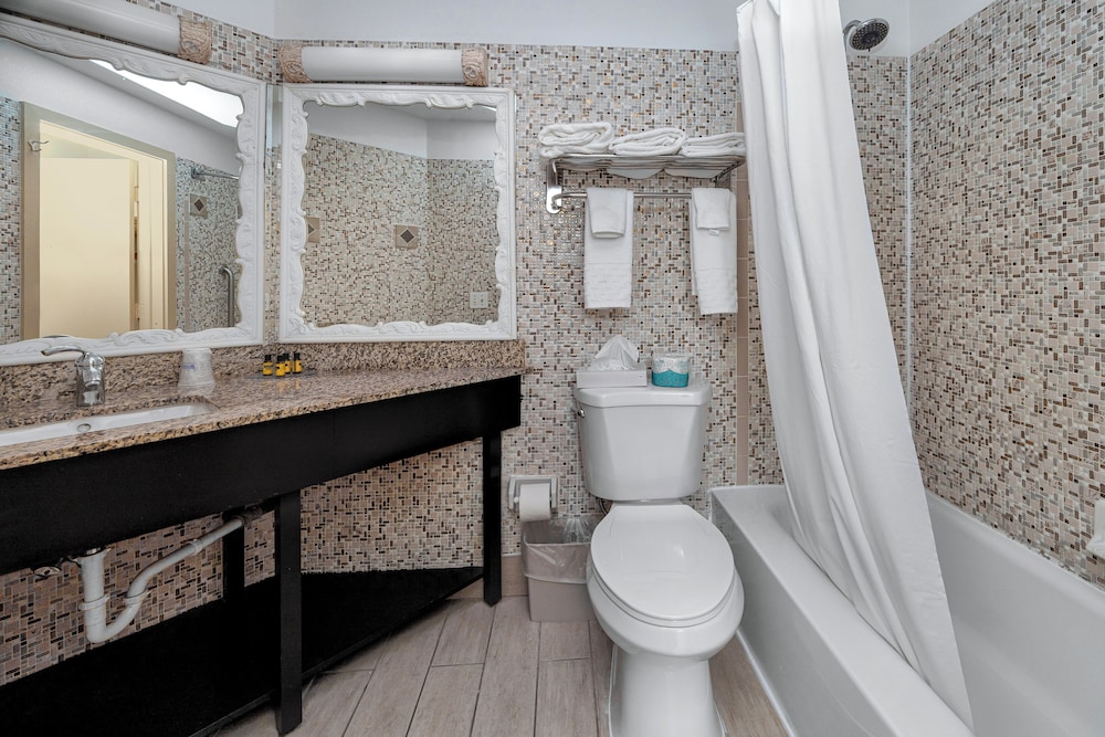 جناح بسرير كينج بحوض جاكوزي، Best Western Plus Yacht Harbor Inn 2/3