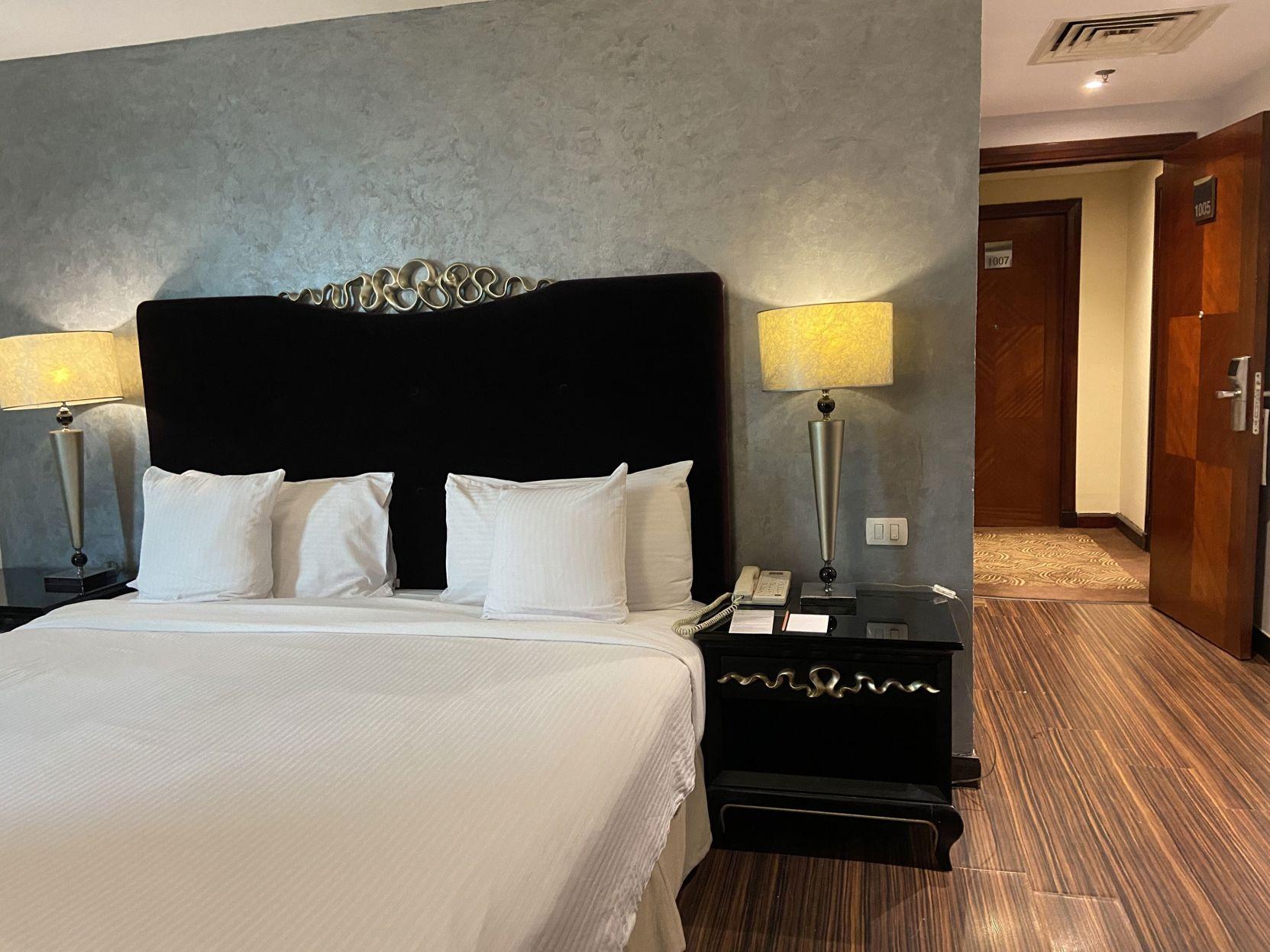 Junior Suite, King Bed, Pyramids View