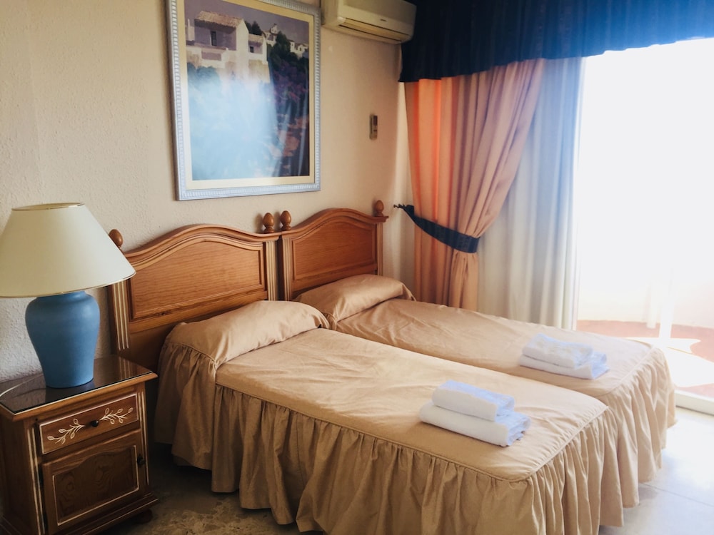 STUDIO, TWIN BEDS, GARDEN VIEW