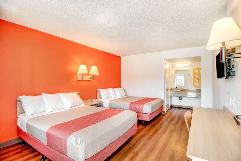 Motel6 Stockton, CA - North 25/46