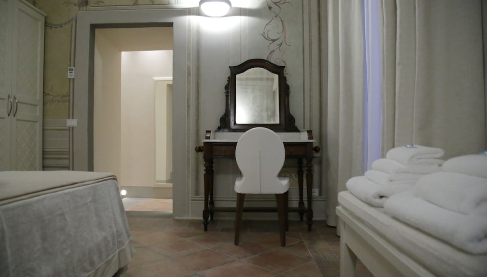 DELUXE, DOUBLE OR TWIN BED