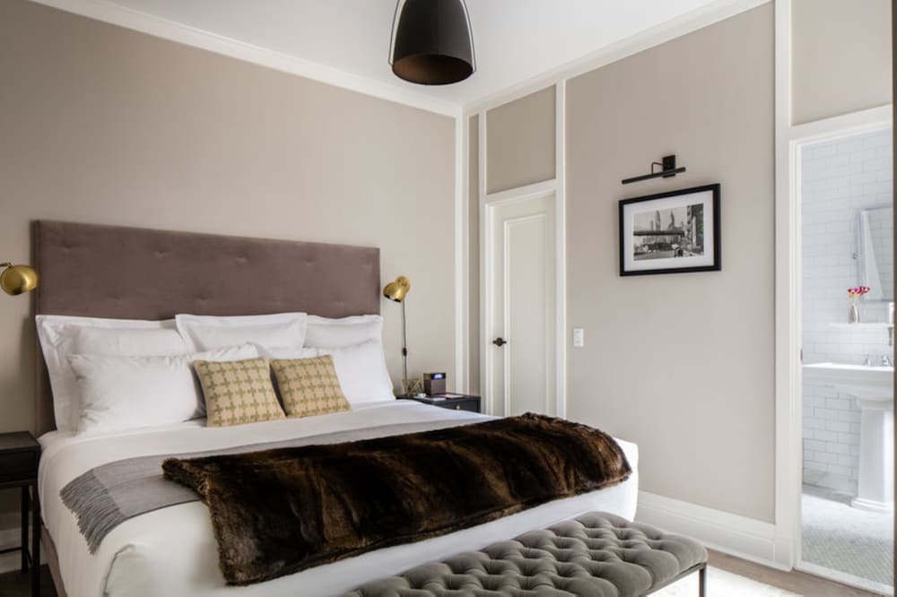 DELUXE, KING BED