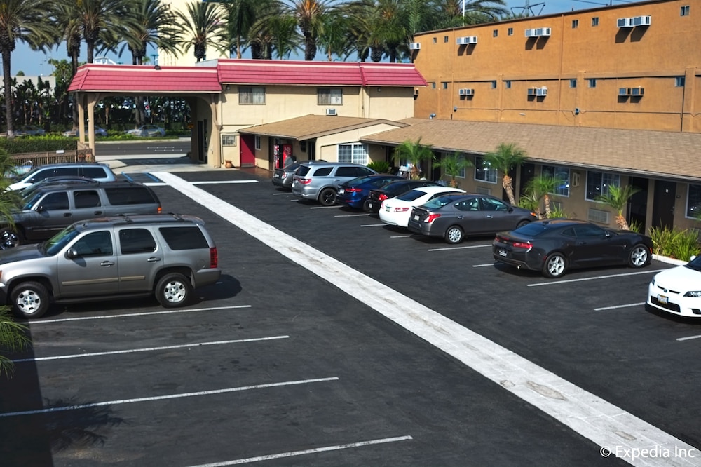 Anaheim Discovery Inn Suites 56/68