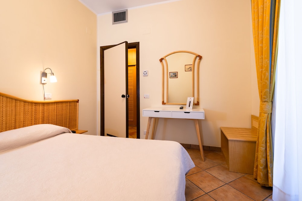 جناح جونيور ثلاثي بسرير مزدوج وسريرين منفصلين، Hotel Ristorante Il Ceppo 2/5
