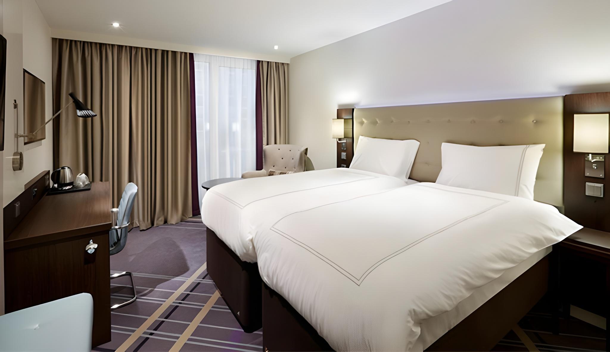 غرفة بسريرين منفصلين، Premier Inn Frankfurt City Centre Hotel 2/2