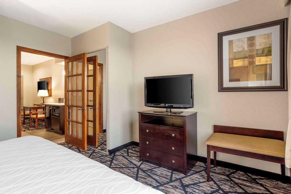 Best Western Plus Hobby Airport Inn and Suites 16/58