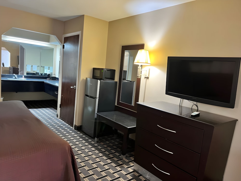 Days Inn and Suites By Wyndham Pine Bluff 21/27