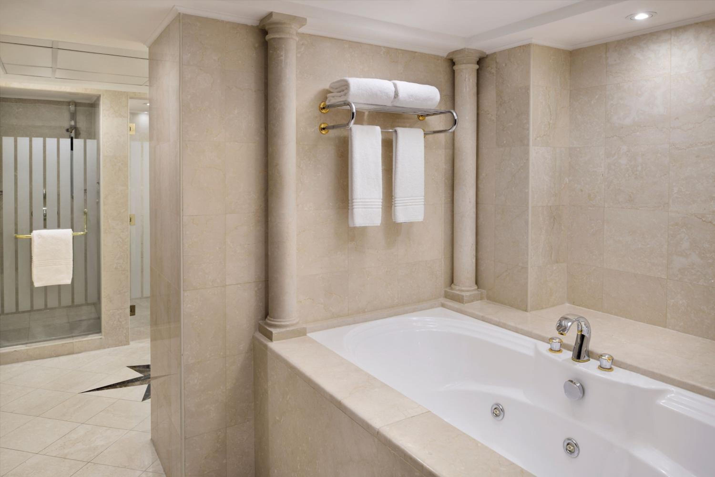 جناح ملكي بسرير كينج، Marriott Amman Hotel 5/8