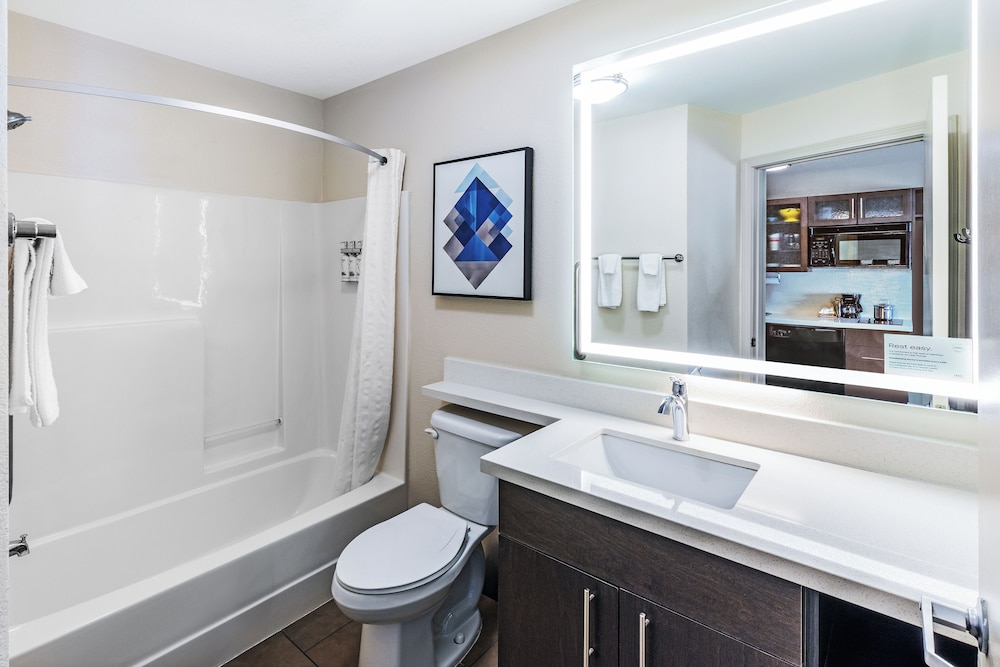 Candlewood Suites Topeka 47/49