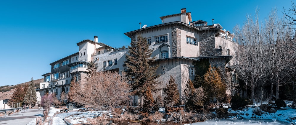 The Mountains Hotel 5/50