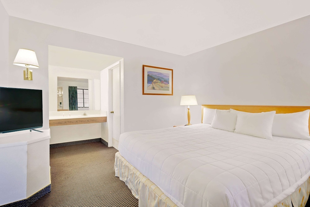 Days Inn & Suites By Wyndham Needles 18/30