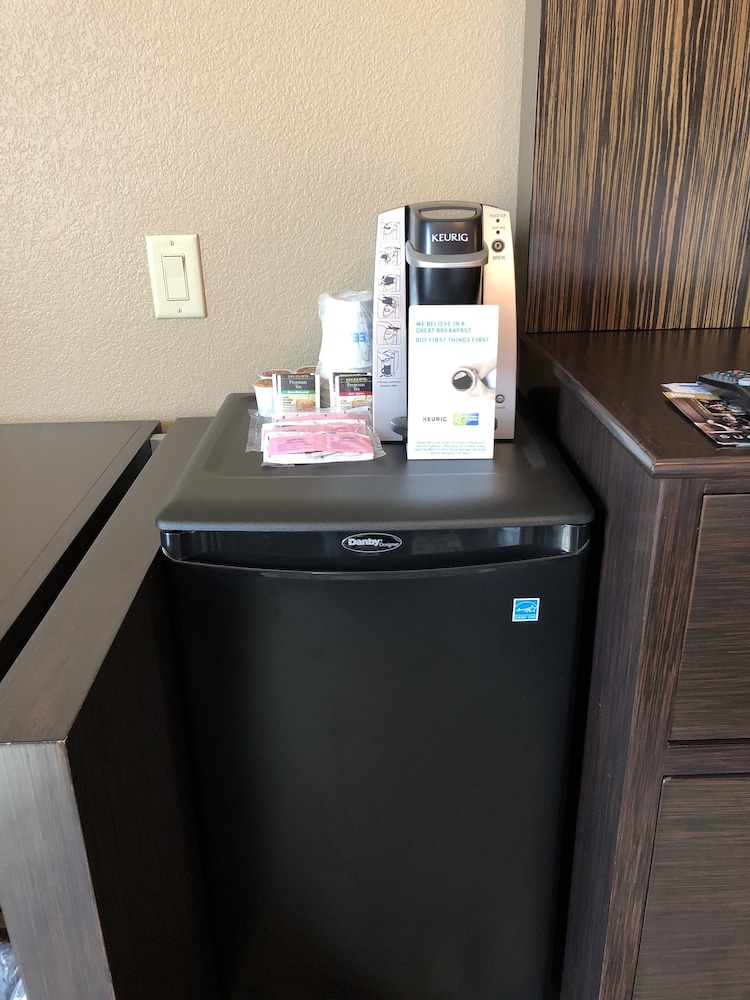 Holiday Inn Express Amp Suites North Dallas At Preston 28/48