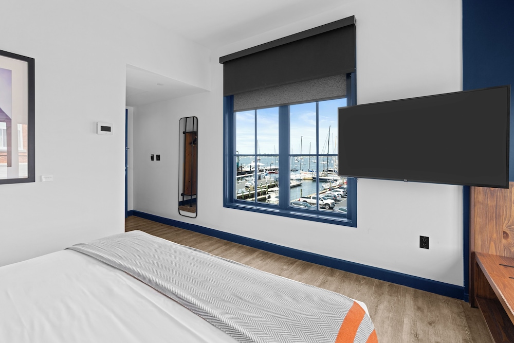 Marina, King Bed
