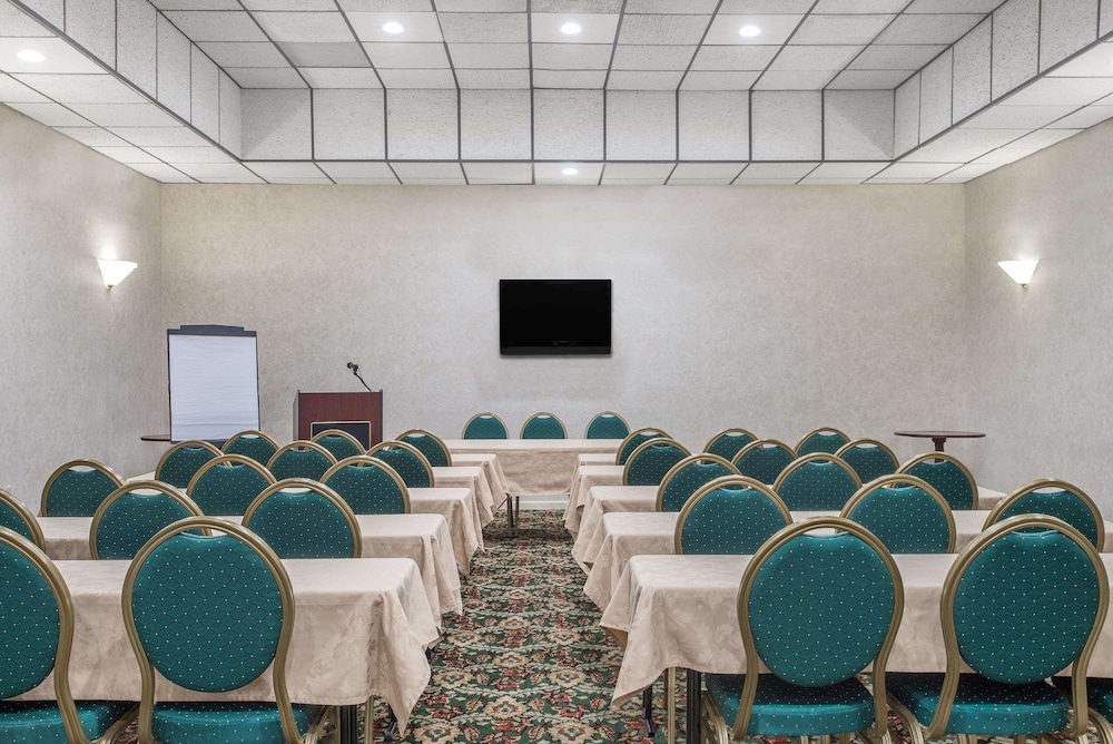Howard Johnson by Wyndham Saugerties, NY 23/26