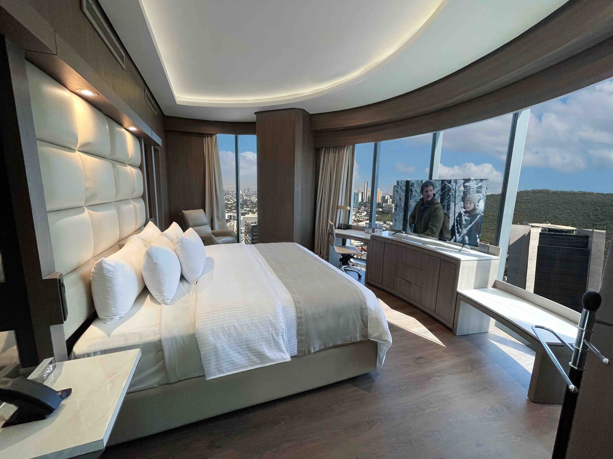 SUITE, KING BED, JETTED TUB