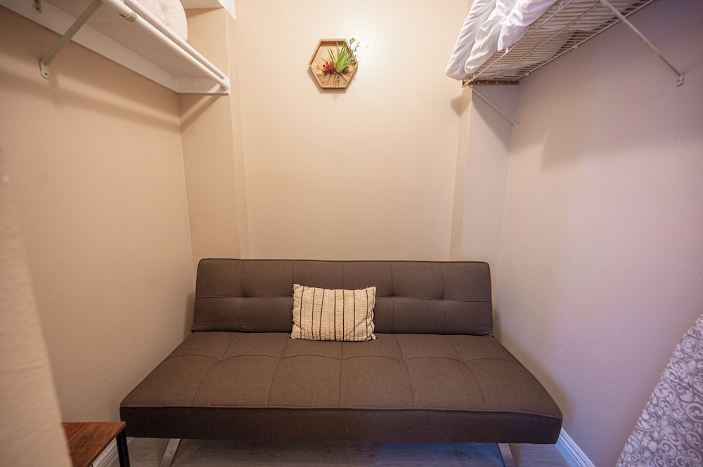 1Bd1Ba w BonusRM Stay Together Suites 29/62