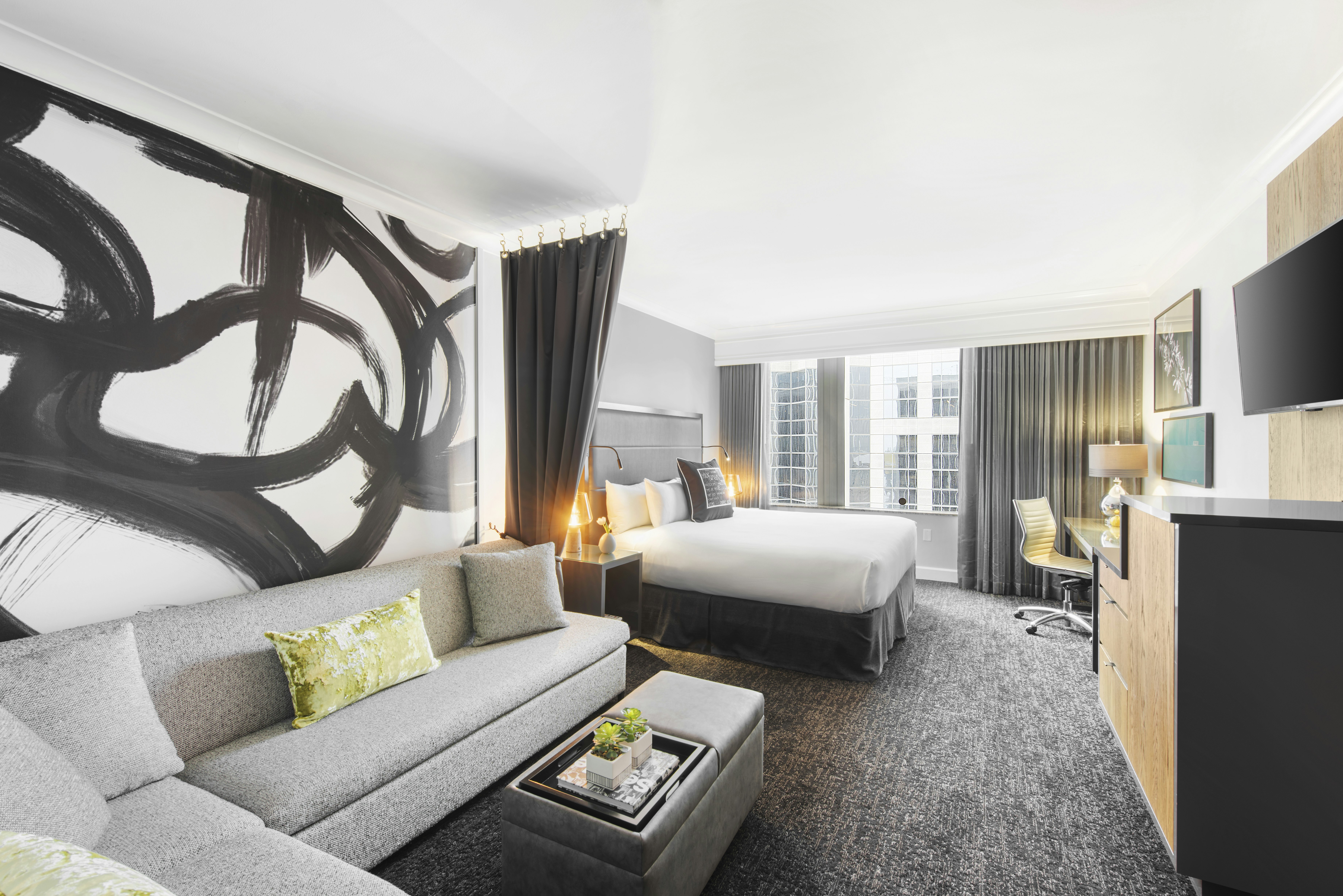 ROOM, KING BED, SKYLINE VIEW, SOFA