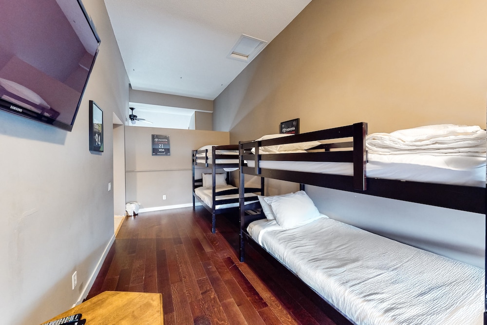Green, 1 Queen and 5 Bunk Beds, Pet Friendly
