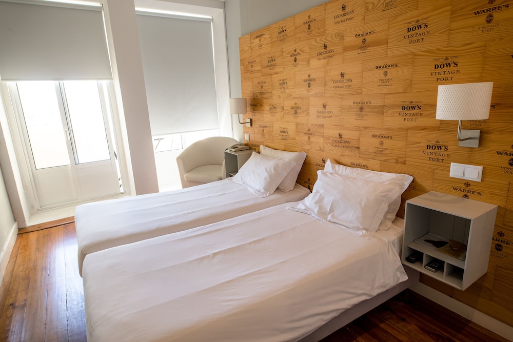 ROOM, TWIN BEDS