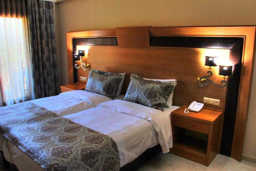 Grand Meteora Hotel 30/60