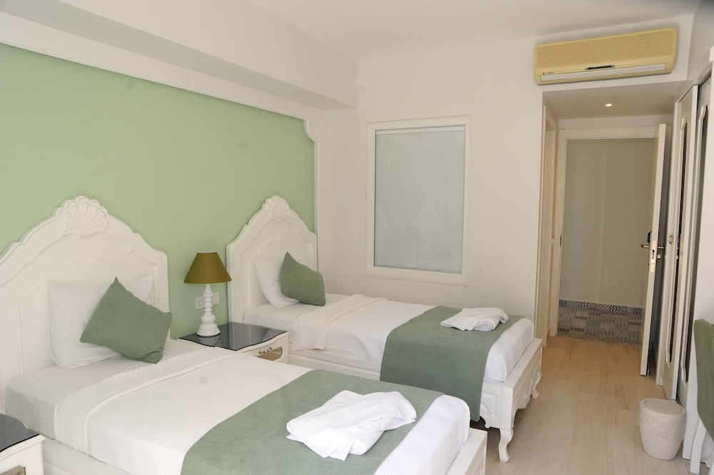 Montebello Deluxe Hotel 17/49