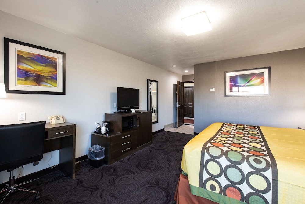 Super 8 by Wyndham Eureka 10/27