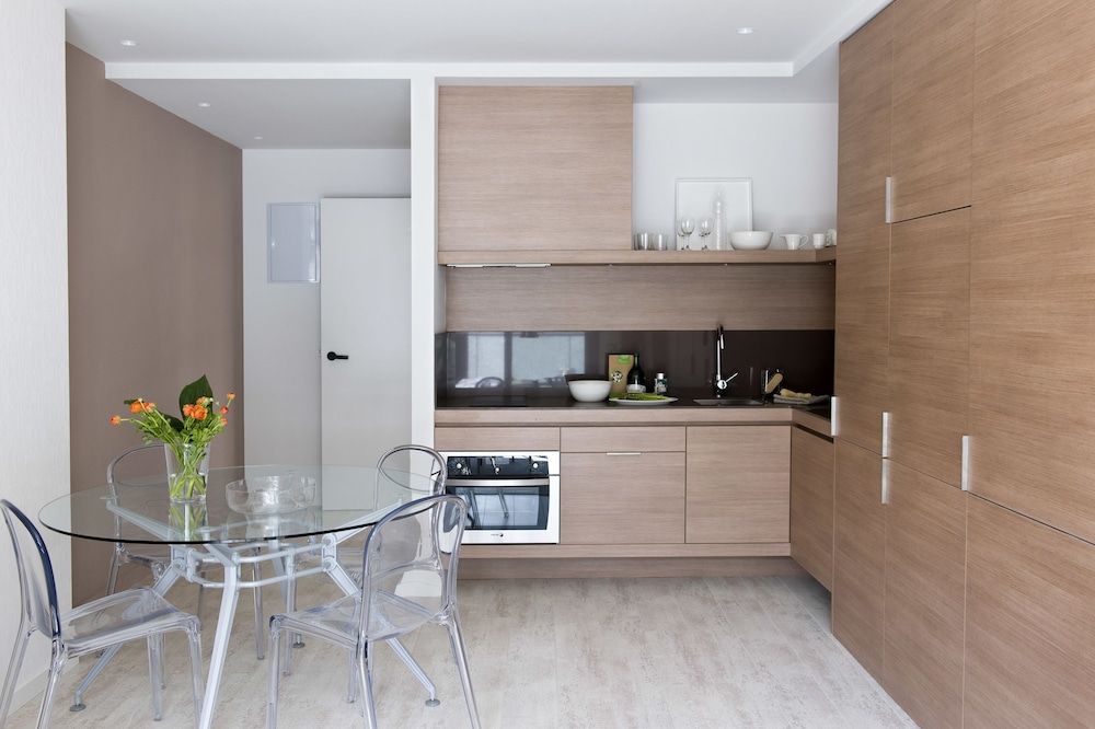 Eric Vokel Bcn Suites 4/51