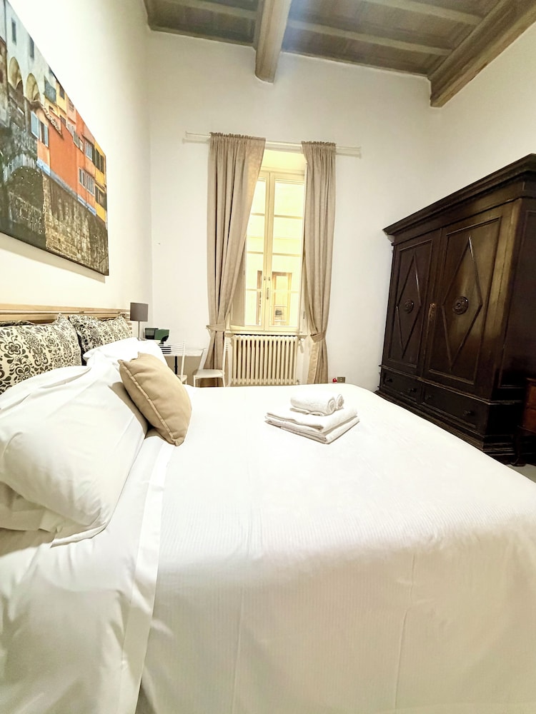 BASIC, DOUBLE OR TWIN BED, SHARED BATHROOM
