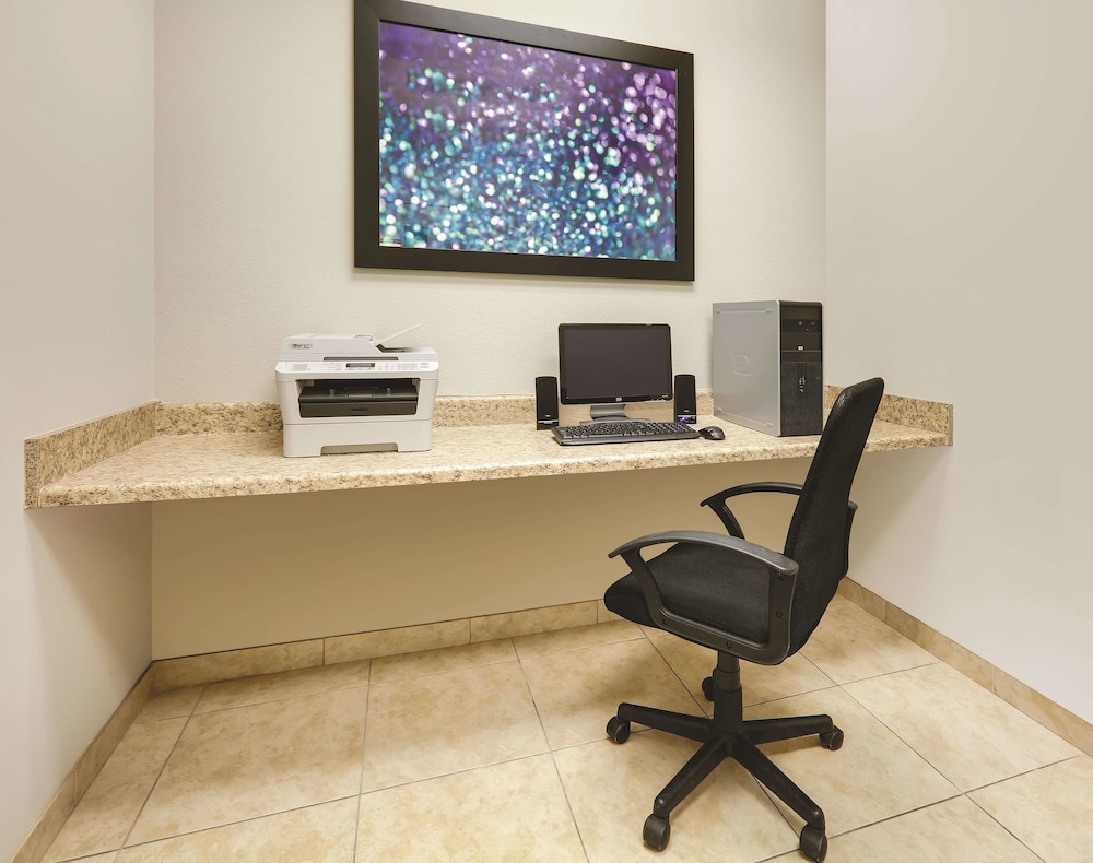 La Quinta Inn and Suites by Wyndham Brownwood 34/37