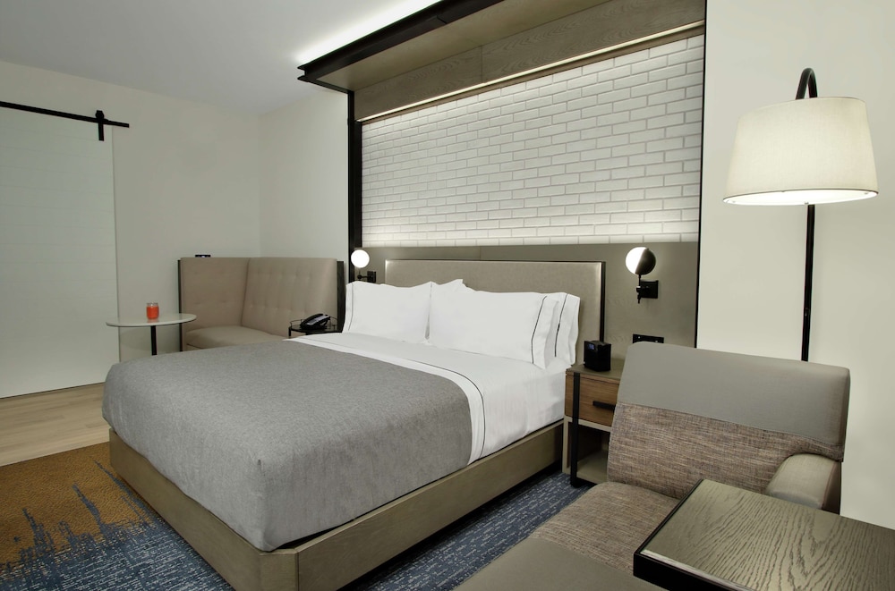 DELUXE, KING BED, CORNER, ACCESSIBLE