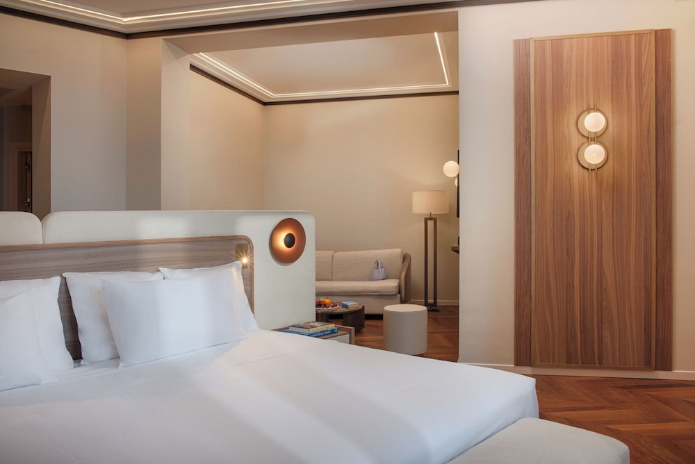 Junior Suite, King Bed, Murphy Bed, with View