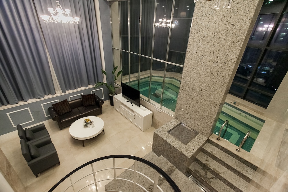 Pharos Hotel 46/68